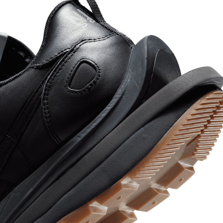 Nike Vaporwaffle sacai Black Angle 5