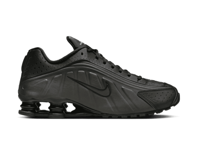 Nike Shox R4 in Black | HQ1988-001